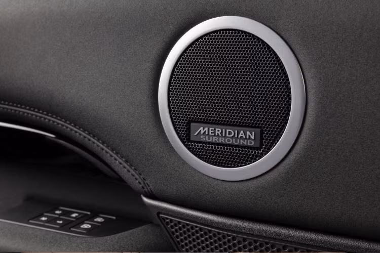 Nội thất Discovery mới được thiết kế 7 chỗ ngồi, cabin với 3 hàng ghế rộng rãi. Về trang bị, xe sở hữu bảng điều khiển trung tâm được thiết kế lại tích hợp màn hình cảm ứng full HD 11,4 inch, tích hợp hệ thống thông tin giải trí Pivi Pro có tốc độ xử lý nhanh hơn.