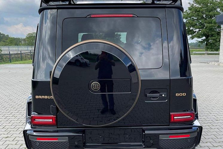 Xe được tuỳ chọn bộ mâm 23 inch cùng các bộ phận đặc trưng của dòng Brabus 800 Widestar như hốc hút gió nổi ở nắp ca-pô và sườn xe, đèn LED trợ sáng trên nóc, nắp ca-pô bằng sợi carbon hay cánh gió ở sau xe.