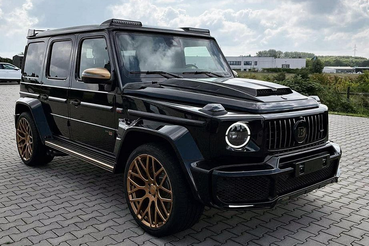 Về truyền động, Brabus 800 Widestar Gold Edition sử dụng khối động cơ V8 4.0L đã qua tinh chỉnh, nâng công suất lên 789 mã lực và tới 1.000 Nm mô-men xoắn. Từ đó, cho phép xe tăng tốc từ 0 - 100 km/h chỉ trong 4,1 giây, trước khi cán mốc tối đa 240 km/h.