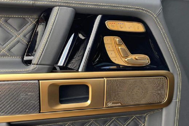 Đối với khoang cabin, bên cạnh vật liệu da cao cấp, bản độ Brabus 800 Widestar Gold Edition còn gây chú ý nhờ hàng loạt chi tiết trang trí được ốp sợi carbon. Bên cạnh đó, các chi tiết có màu vàng đồng như màng loa, bàn đạp chân ga/phanh, ô gió điều hoà, chỉ khâu ghế... đều mang tới cái nhìn đẳng cấp và khác biệt cho xe.
