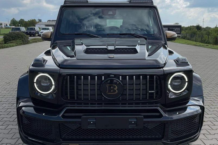 Đáng chú ý, Brabus 800 Widestar Gold Edition mạ vàng chỉ được xuất xưởng đúng 5 chiếc trên toàn cầu và chiếc xe đang được chào bán tới các đại gia Việt có số thứ tự 3/5.