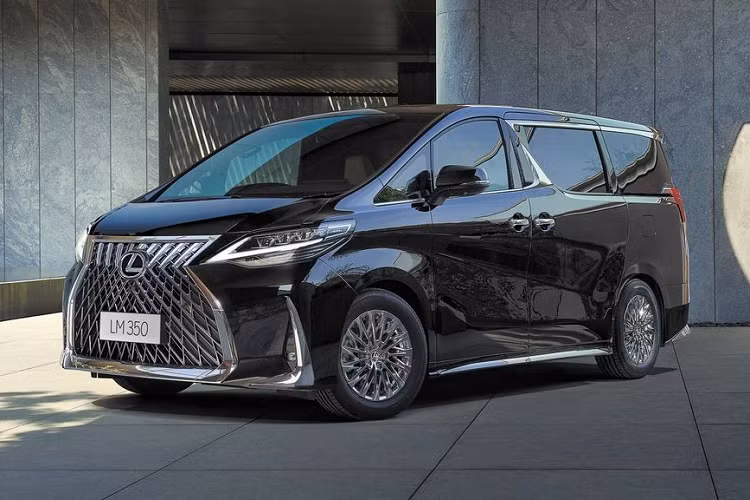 Lexus LM là mẫu MPV đầu tiên trong gia đình Lexus và được phát triển dựa trên nền tảng khung gầm và kết cấu của "người anh em" Toyota Alphard. Về ngoại hình, Lexus LM sở hữu diện mạo bề thế và hiện đại với ngôn ngữ thiết kế mang đặc trưng của hãng xe sang Nhật Bản.