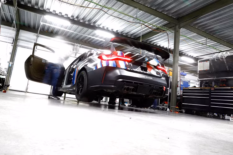 Một số tính năng như hệ thống kiểm soát lực kéo nhiều cấp cũng đã được tối ưu hóa để có thể phát huy hết tiềm năng trên đường đua của chiếc M4 GT4 mới. Đội ngũ phát triển đặc biệt chú trọng vào việc làm mát và đây vẫn vốn luôn là một thách thức lớn trong hạng mục GT4. Một số thành phần như mui xe CFC và cánh lướt gió sau đã được thừa hưởng từ BMW M4 GT3.