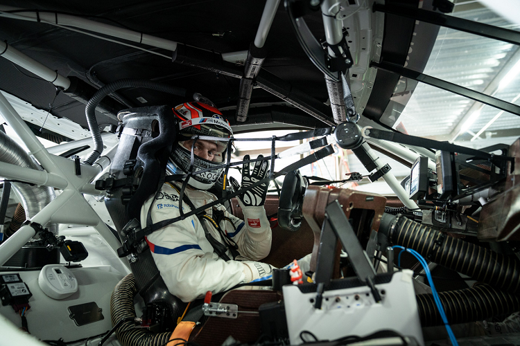 Là một chiếc xe được thiết kế để sử dụng bởi các đội BMW M Motorsport tư nhân, thương hiệu BMW hướng trọng tâm tới các yếu tố như dễ bảo trì cũng như tiết kiệm tối đa chi phí vận hành. Cũng giống như người tiền nhiệm của dòng xe này, BMW M4 GT4 đang thiết lập các tiêu chuẩn mới về yếu tố được nêu trên. Một số chi tiết trên xe như hệ thống truyền động hoàn chỉnh bao gồm động cơ, hộp số và các thiết bị điện tử đã được thừa hưởng từ chính mẫu xe M4 bản thương mại.