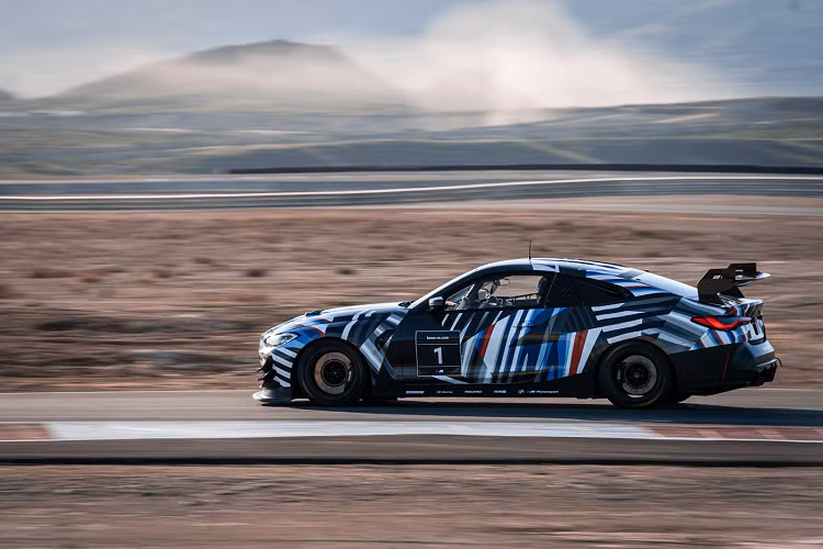 Một số chi tiết tiến bộ được ghi nhận như tác dụng của hệ thống ghế công thái học, ưu điểm ở việc dễ vận hành và nhiều chức năng bổ sung mà phiên bản tiền nhiệm không có. Về cảm giác lái, BMW M4 GT4 mới cho cảm giác rất an toàn ngay từ đầu khi vận hành chiếc xe. Chúng tôi vẫn còn một năm để tối ưu hóa các tính năng của chiếc xe trước khi chính thức bàn giao cho các đội đua tư nhân và các tay đua nhưng cảm giác lái ở thời điểm hiện tại đã thực sự rất phấn khích.” 