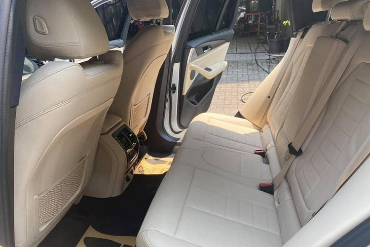 BMW X3 xDrive30i M Sport 2020 được trang bị động cơ I4 2.0L sản sinh công suất 252 mã lực và mô-men xoắn cực đại 350Nm, đi kèm là hộp số tự động 8 cấp Steptronic. Xe có thể tăng tốc từ 0-100 km/h trong 6,3 giây, tốc độ tối đa đạt mức 240 km/h.