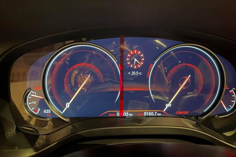 Khi còn "ở cùng" chủ cũ, xe được dán decal cách điệu 3 màu trắng/đỏ/xanh - tông màu đặc trưng của vị đại gia, tuy nhiên, hiện xe đã được gỡ bỏ gần hết decal chỉ để lại dán màu đen ở phần mui xe và ốp gương.