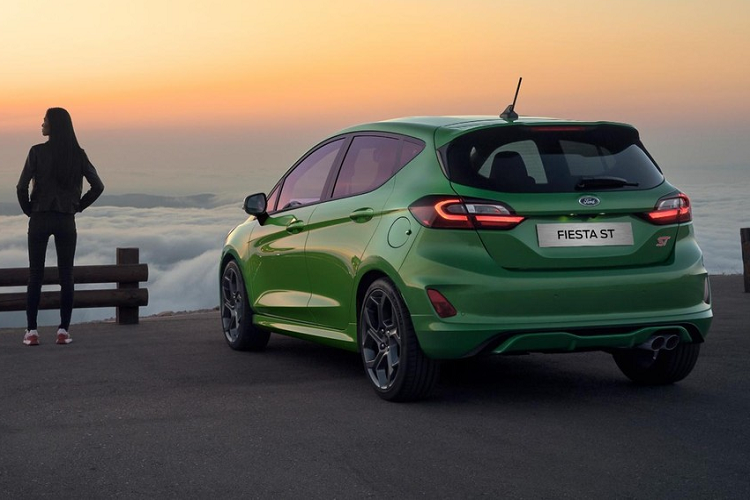 Trước đây, dòng Ford Fiesta có một phiên bản sang trọng hơn mang tên Vignale. Ở phiên bản 2022, Vignale trở thành gói trang bị dành cho mẫu hatchback hạng B này, có thể kết hợp với bản Titanium, ST‑Line và Active. Không làm người tiêu dùng thất vọng, nội thất của Ford Fiesta 2022 cũng được làm mới theo hướng sang trọng và công nghệ cao hơn.