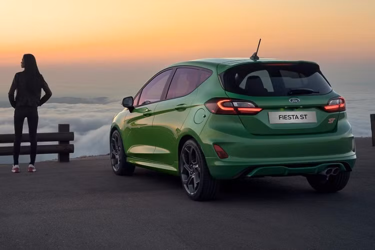 Trước đây, dòng Ford Fiesta có một phiên bản sang trọng hơn mang tên Vignale. Ở phiên bản 2022, Vignale trở thành gói trang bị dành cho mẫu hatchback hạng B này, có thể kết hợp với bản Titanium, ST‑Line và Active. Không làm người tiêu dùng thất vọng, nội thất của Ford Fiesta 2022 cũng được làm mới theo hướng sang trọng và công nghệ cao hơn.