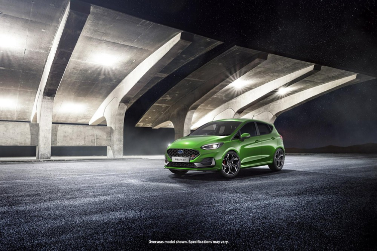 Trong khi đó, bản ST cũng dùng lưới tản nhiệt với mắt lưới tổ ong nhưng có thêm logo "ST" màu đỏ như dấu hiệu nhận biết. Được thiết kế theo phong cách SUV nên bản Active có tấm ốp gầm dưới cản trước/sau và 2 ống xả nằm dưới bộ khuếch tán gió phía sau. Bên cạnh đó, bản Active còn có nhiều chi tiết mạ crôm hơn các bản khác và màu sơn xanh lục Mean Green riêng.