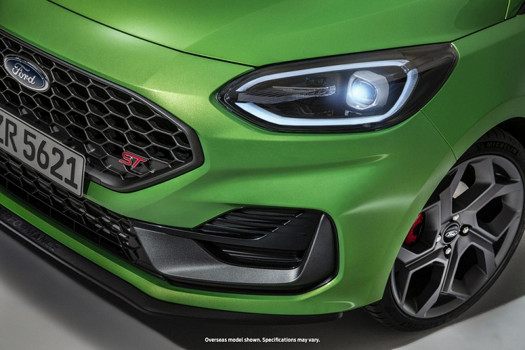 Cụ thể, Ford Fiesta 2022 hatchback được bổ sung cụm đèn pha LED tiêu chuẩn với viền màu đen bao quanh. Ở bản đắt hơn, xe có thể được trang bị cụm đèn pha Matrix LED với công nghệ chống lóa để không thua kém những đối thủ như SEAT Ibiza, Opel Corsa và Volkswagen Polo.