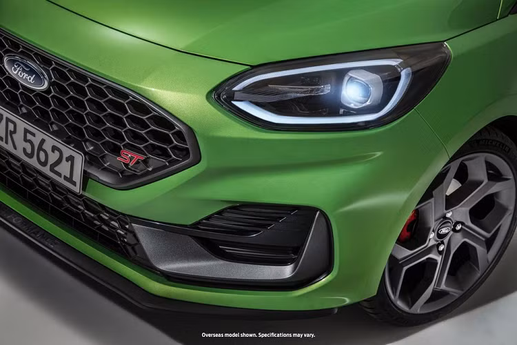 Cụ thể, Ford Fiesta 2022 hatchback được bổ sung cụm đèn pha LED tiêu chuẩn với viền màu đen bao quanh. Ở bản đắt hơn, xe có thể được trang bị cụm đèn pha Matrix LED với công nghệ chống lóa để không thua kém những đối thủ như SEAT Ibiza, Opel Corsa và Volkswagen Polo.