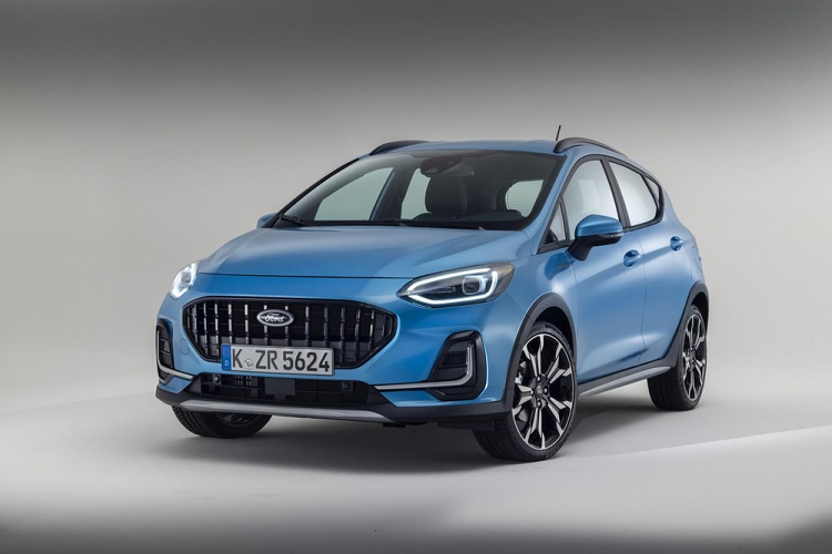 Ngoài ra, Ford Fiesta 2022 còn đi kèm lưới tản nhiệt cỡ lớn hơn, tích hợp logo của nhà sản xuất và được bao quanh bằng hốc gió rộng hơn. Tùy vào phiên bản, lưới tản nhiệt của xe sẽ có thiết kế riêng.