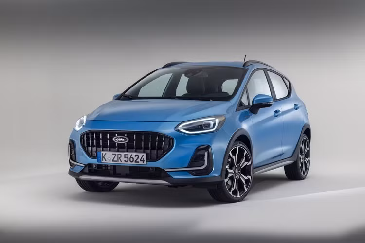 Ngoài ra, Ford Fiesta 2022 còn đi kèm lưới tản nhiệt cỡ lớn hơn, tích hợp logo của nhà sản xuất và được bao quanh bằng hốc gió rộng hơn. Tùy vào phiên bản, lưới tản nhiệt của xe sẽ có thiết kế riêng.