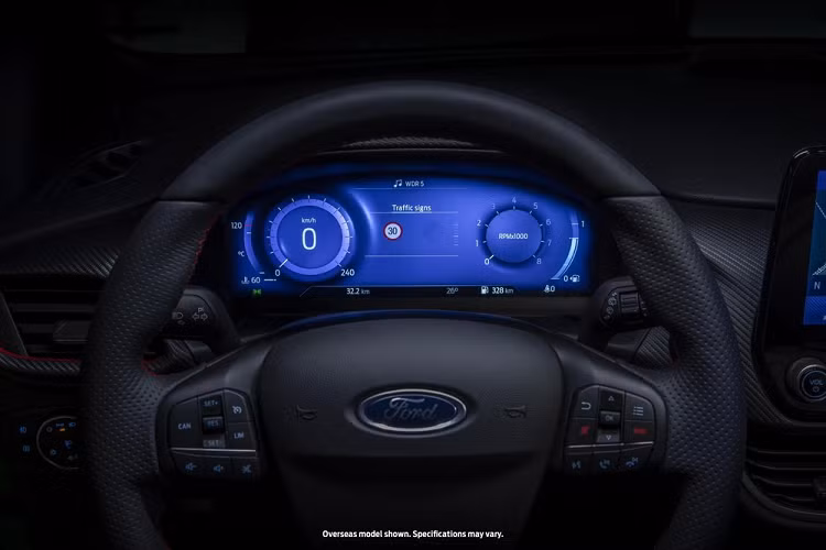 Tại đây, chúng ta sẽ thấy bảng đồng hồ kỹ thuật số với màn hình 12,3 inch, có thể chỉnh cấu hình và thay đổi giao diện tùy theo chế độ lái. Bên cạnh đó là màn hình cảm ứng 8 inch của hệ thống thông tin giải trí SYNC 3 nâng cấp, đi kèm hệ thống định vị và tính năng ra lệnh bằng giọng nói. Màn hình trung tâm hỗ trợ Apple CarPlay và Android Auto cũng như tính năng cảnh báo còn hành khách trên ghế sau mới.