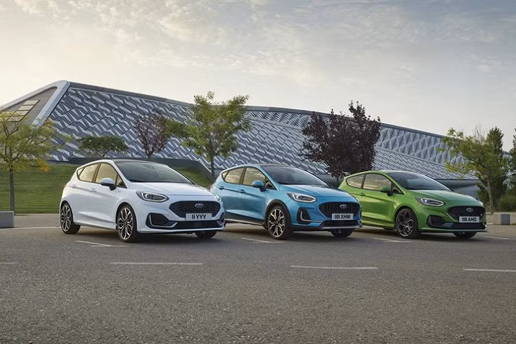 Trái ngược với tình hình ở thị trường Việt Nam và đã bị "khai tử", Ford Fiesta là mẫu xe bán khá chạy ở châu Âu. Do đó, không có gì lạ khi hãng Ford tiếp tục bổ sung phiên bản nâng cấp cho mẫu xe hạng B này ở lục địa già. Ở thị trường châu Âu, Ford Fiesta 2022 mới được chia thành 6 phiên bản, bao gồm Trend, Titanium, ST-Line, Active, ST và Van. So với trước, những thay đổi của mẫu xe hạng B này không quá rõ ràng.