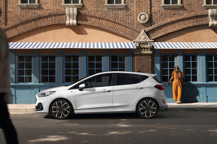 Đáng tiếc là thiết kế bên sườn của Ford Fiesta 2022 không có gì thay đổi, trừ 7 loại vành hợp kim mới. Các loại vành này có đường kính 17 inch và 18 inch, tùy phiên bản. Tương tự đèn pha, đèn hậu của Ford Fiesta 2022 cũng nằm trong viền màu đen mới. Nếu chi thêm tiền, khách hàng châu Âu có thể trang bị đèn hậu LED cho chiếc xe của mình.
