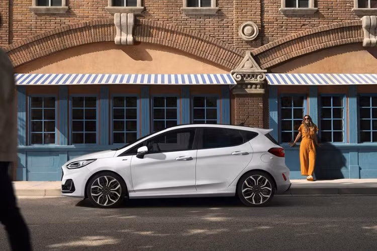 Đáng tiếc là thiết kế bên sườn của Ford Fiesta 2022 không có gì thay đổi, trừ 7 loại vành hợp kim mới. Các loại vành này có đường kính 17 inch và 18 inch, tùy phiên bản. Tương tự đèn pha, đèn hậu của Ford Fiesta 2022 cũng nằm trong viền màu đen mới. Nếu chi thêm tiền, khách hàng châu Âu có thể trang bị đèn hậu LED cho chiếc xe của mình.