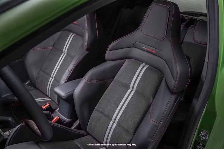 Tại thị trường châu Âu, Ford Fiesta 2022 có 4 tùy chọn động cơ. Đầu tiên là động cơ xăng EcoBoost 4 xi-lanh, tăng áp, dung tích 1.0L, sản sinh công suất tối đa 99 mã lực. Thứ hai là hệ thống mild hybrid 48V mang tên EcoBoost Hybrid với động cơ 1.0L và máy phát điện tích hợp bộ đề chạy bằng dây đai BISG. Hệ thống mild hybrid này tạo ra công suất tối đa 123 mã lực và 153 mã lực. Phiên bản yếu hơn của hệ thống mild hybrid kết hợp với hộp số sàn 6 cấp hoặc hộp số tự động ly hợp kép Powershift 7 cấp. Trong khi đó, phiên bản mạnh hơn chỉ đi với hộp số sàn 6 cấp