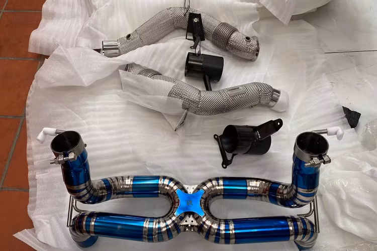 Kể từ sau khi chiếc siêu xe Lamborghini Aventador LP740-4 S của doanh nhân Hoàng Kim Khánh độ ống xả của hãng Ryft, đã có nhiều chủ nhân siêu xe ở trong nước tìm đến hãng này để trải nghiệm cho các chiến mã của mình. Mới nhất là một chiếc xe Ferrari 488 Spider chỉ có số lượng không quá 3 chiếc tại dải đất hình chữ S này.