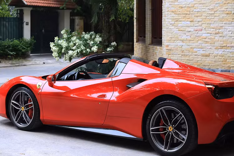 Như vậy, siêu xe Ferrari 488 Spider màu đỏ sau khi gắn ống xả Ryft vẫn sở hữu động cơ V8, tăng áp kép, dung tích 3.9 lít nhưng sản sinh công suất tối đa 673,7 mã lực và mô-men xoắn cực đại 783 Nm. Động cơ kết hợp cùng hộp số tự động 7 cấp, nhờ đó, chiếc siêu xe mui trần này chỉ mất khoảng 3 giây để tăng tốc lên 100 km/h từ vị trí xuất phát trước khi đạt vận tốc tối đa là 325 km/h.