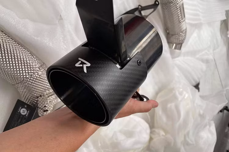 Trên bầu ống xả có khắc 488 Race, tượng trưng cho các "khẩu pháo" dành cho xe đua, tiếp đến là dòng chữ First Edition cùng con số 1of 18. Được biết, phần lon ống xả Ryft trên chiếc xe Ferrari 488 Spider này được sơn đen và bọc thêm 1 lớp bằng carbon bên ngoài.