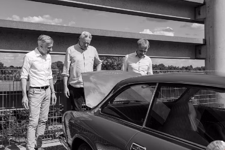 Bốn bánh xe đều có thanh chống giảm xóc có thể điều chỉnh của KW, người dùng có thể thay đổi độ cứng mềm và hành trình giảm xóc. Hệ thống phanh của Brembo cho hiệu quả phanh tốt hơn. Với khối lượng chỉ 1.250 kg, nhẹ hơn so với Giulia Quadrifoglio, tốc độ của chiếc Emilia GT Veloce sẽ nhanh hơn.