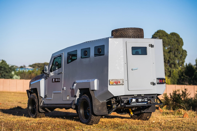 Khung gầm nguyên bản của chiếc Land Cruiser không có thay đổi nào nào đáng kể, nâng cấp chính nằm ở phần thân bọc thép cỡ lớn dành cho biến thể thùng rộng của SVI MAX 3. Ngoài ra, hệ thống treo cũng được cải tiến để chịu được tải trọng lớn, đi cùng đó là bộ lốp xe đa địa hình để chiếc SUV bọc thép có thể di chuyển linh hoạt ở nhiều điều kiện địa hình.