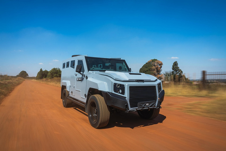 Ở cấu hình tiêu chuẩn, chiếc SVI MAX 3 được trang bị lớp giáp đạt chuẩn bảo vệ B6 chịu được sức tấn công của súng trường. Ngoài ra, khi có yêu cầu SVI sẽ gia cố thêm cho chiếc SUV này đạt mức bảo vệ cao hơn và đủ sức đứng vững trước những tình huống tấn công bằng lựu đạn, mìn.