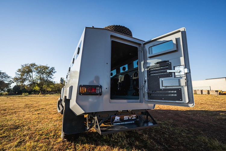 Quan sát từ bên ngoài gần như không thể biết chiếc MAX 3 được nâng cấp từ Land Cruiser. Thiết kế của xe nguyên bản đã bị loại bỏ, thay vào đó là những chi tiết hầm hố như lưới tản nhiệt cỡ lớn làm từ kim loại, nắp ca-pô "cơ bắp", đèn chiếu sáng projector bọc kim loại, vòm bánh xe vuông vức...