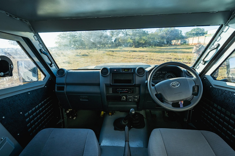 Bảng tablo được giữ nguyên với vô-lăng, cần số và cụm điều khiển trung tâm truyền thống đặc trưng trên xe Land Cruiser. Theo SVI, mẫu xe bọc thép này thích hợp để sử dụng cho các mục đích như phục vụ công tác an ninh, kiểm soát bạo động, chống săn trộm hay bảo vệ đoàn xe vận chuyển quan trọng. Giá xe Toyota Land Cruiser bọc thép này khoảng 129.000 USD (tương đương hơn 2,9 tỷ đồng).