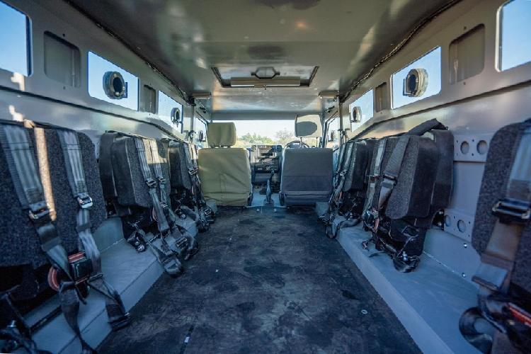 Khoang sau của chiếc Toyota Land Cruiser được cải tạo thành cabin lớn dành cho 6 người theo kiểu xe chuyên dụng của quân đội, đi cùng 2 ghế trước của tài xế và trợ lý. Các cửa kính đều có khả năng chống đạn và có các vị trí để chiến đấu khi cần thiết.