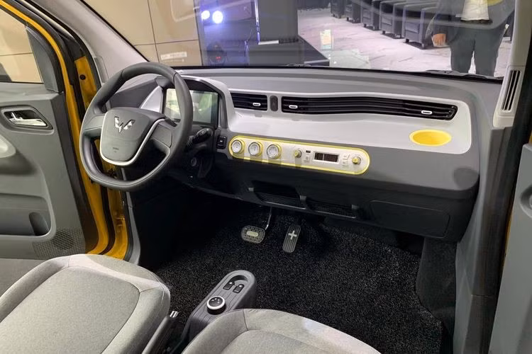 Chứng kiến thành công của Hongguang Mini EV ở Trung Quốc, thương hiệu Wuling có vẻ đã quyết định mở rộng thị trường cho mẫu ô ô này sang khu vực Đông Nam Á, cụ thể là Indonesia. Theo đồn đoán, Wuling Hongguang Mini EV chạy điện sẽ chính thức trình làng trong triển lãm Ô tô Quốc tế Gaikindo Indonesia (GIIAS) 2021 diễn ra vào tháng sau.