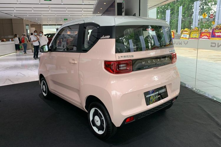 Tại thị trường Trung Quốc, Wuling Hongguang Mini EV hiện có 2 loại pin là 9,2 kWh và 13,8 kWh. Dù dùng pin nào, xe cũng được trang bị mô-tơ điện có công suất tối đa 27 mã lực cùng mô-men xoắn cực đại 85 Nm. Nhờ đó, xe có thể chạy được 120 km nếu dùng pin 9,2 kWh hoặc 170 km nếu dùng pin 13,8 kWh.