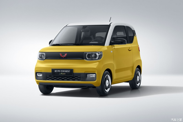 Trong thời gian tới, thương hiệu Wuling dự kiến sẽ tung ra phiên bản kéo dài Long Range mới của Hongguang Mini EV. Phiên bản này không chỉ có phạm vi hoạt động lớn hơn mà còn sở hữu kích thước tăng lên. Cụ thể, Wuling Hongguang Mini EV Long Range sở hữu chiều dài 3.000 m, tăng 77 mm so với bản thường. Trong khi đó, chiều dài cơ sở của bản Long Range tăng 70 mm lên 2.010 mm.