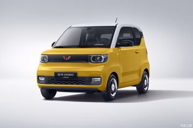 Trong thời gian tới, thương hiệu Wuling dự kiến sẽ tung ra phiên bản kéo dài Long Range mới của Hongguang Mini EV. Phiên bản này không chỉ có phạm vi hoạt động lớn hơn mà còn sở hữu kích thước tăng lên. Cụ thể, Wuling Hongguang Mini EV Long Range sở hữu chiều dài 3.000 m, tăng 77 mm so với bản thường. Trong khi đó, chiều dài cơ sở của bản Long Range tăng 70 mm lên 2.010 mm.