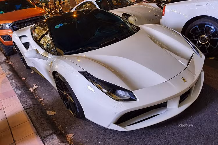 Cánh săn ảnh tại TP.HCM mới đây vừa có dịp thoả mãn đam mê với sự xuất hiện của hàng loạt siêu phẩm đình đám dịp Tết dương lịch 2021. Trong đó, nổi bật hơn cả là màn "đọ sắc" giữa hai cái tên Ferrari 488 GTB và Porsche 911 ngay tại "Thánh địa siêu xe" Sài Gòn.