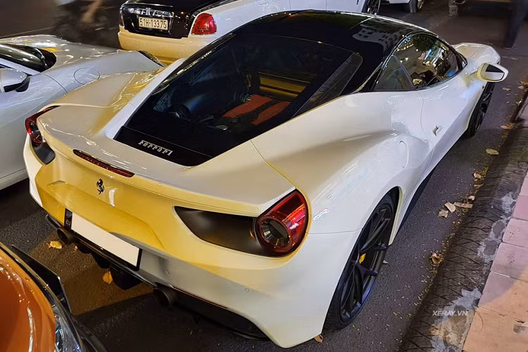 Siêu xe Ferrari 488 GTB là một trong những cái tên được rất nhiều đại gia Việt ưa chuộng. Thực tế, đây là mẫu xe kế nhiệm vô cùng thành công của mẫu xe đi trước 458. Theo nhà sản xuất, có tới 85% bộ phận trên 488 được thay mới so với 458. Đáng chú ý nhất là động cơ tăng áp 3.9 lít thay động cơ hút khí tự nhiên dung tích 4.5 lít trên thế hệ tiền nhiệm.