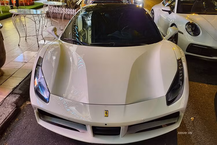 Nắp động cơ phía sau cũng được tinh chỉnh lại. Theo quan sát trên hình, có thể chiếc Porsche 911 trong bài viết thuộc phiên bản Carrera S với trang bị động cơ 6 xy-lanh 3.0L với 2 bộ tăng áp để cho ra công suất tối đa tới 450 mã lực, từ đó siêu phẩm này có thể tăng tốc 0-100 km/h trong vòng 3,7 giây, nhanh hơn 0,4 giây so với thế hệ trước.. Trang bị về hộp số trên 911 2019 là hộp số ly hợp kép 8 cấp đời mới của Porsche.