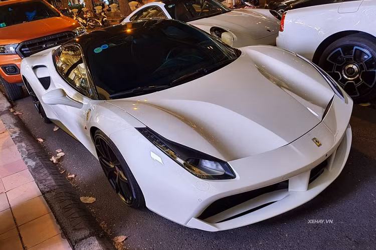 Là một chiếc xe được thiết kế khoang máy phía sau, siêu xe Ferrari 488 GTB sử dụng khối động cơ V8, tăng áp kép, 3.9 lít, sản sinh công suất tối đa 661 mã lực và mô-men xoắn cực đại 760 Nm. Kết hợp cùng hộp số ly hợp kép 7 cấp sức mạnh này khiến 488 GTB chỉ mất khoảng 3 giây để tăng tốc từ 0 - 100 km/h trước khi đạt vận tốc tối đa 330 km/h.