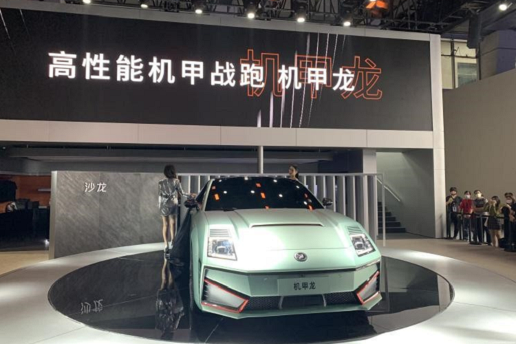 Trong những năm gần đây, các nhà sản xuất xe Trung Quốc đã có những bước đột phá rõ ràng trên phương diện thiết kế, từng bước xóa bỏ tai tiếng “chuyên gia sao chép” trong mắt người tiêu dùng quốc tế. Minh chứng là mẫu xe điện kỳ lạ có tên Saloon Mecha Dragon 2022 mới này.