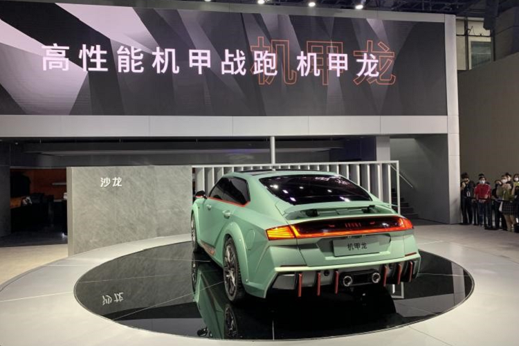 Saloon Mecha Dragon sẽ chỉ được giới hạn sản xuất chỉ 101 chiếc, và có giá 488.800 nhân dân tệ (tương đương 1,73 tỷ đồng). Sau này, các sản phẩm của thương hiệu Saloon sẽ nhắm vào tầm giá cao cấp từ 400.000 – 800.000 nhân dân tệ.