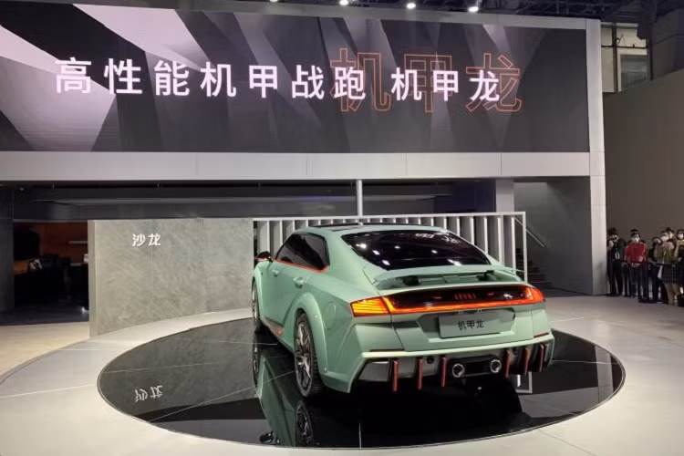 Saloon Mecha Dragon sẽ chỉ được giới hạn sản xuất chỉ 101 chiếc, và có giá 488.800 nhân dân tệ (tương đương 1,73 tỷ đồng). Sau này, các sản phẩm của thương hiệu Saloon sẽ nhắm vào tầm giá cao cấp từ 400.000 – 800.000 nhân dân tệ.