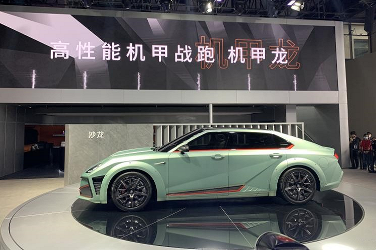 Trước tiên, chúng ta hãy cùng giải mã tên gọi khác thường của mẫu xe này. Saloon (tên gọi “Shalong” trong tiếng Trung) là một thương hiệu xe điện mới trực thuộc Great Wall Motors (GWM), và Mecha Dragon là cái tên dựa theo một con rồng máy màu xanh lục trong trò chơi điện tử kinh điển “Mega Man 2” (còn gọi là “Rockman 2”).