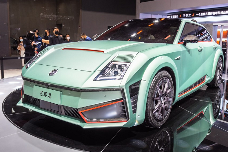 Ra mắt công chúng tại Triển lãm Ô tô Quảng Châu 2021 đang diễn ra, xe điện Saloon Mecha Dragon có ngoại hình đậm chất máy móc, và thực sự khiến người nhìn nghĩ rằng nó bước ra từ một trò chơi điện tử nào đó. Thân vỏ xe sử dụng nhiều đường nét, góc độ sắc cạnh kết hợp với phần đuôi kiểu fastback.