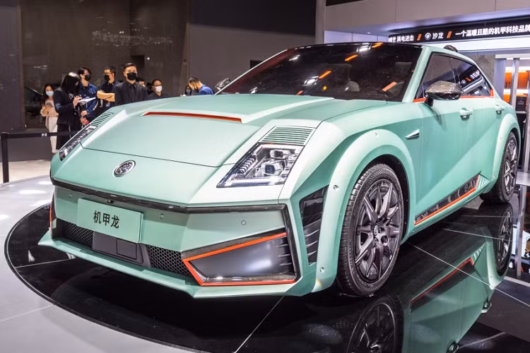Ra mắt công chúng tại Triển lãm Ô tô Quảng Châu 2021 đang diễn ra, xe điện Saloon Mecha Dragon có ngoại hình đậm chất máy móc, và thực sự khiến người nhìn nghĩ rằng nó bước ra từ một trò chơi điện tử nào đó. Thân vỏ xe sử dụng nhiều đường nét, góc độ sắc cạnh kết hợp với phần đuôi kiểu fastback.