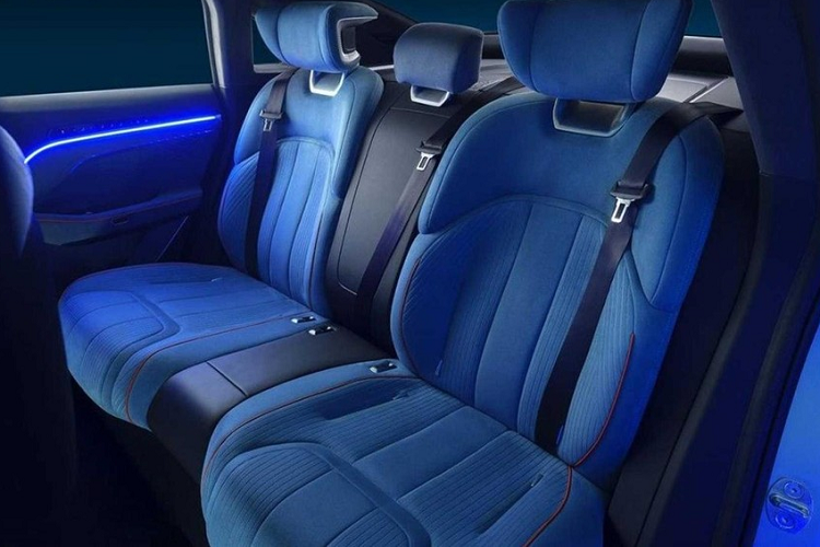 Tương tự nhiều mẫu xe Trung Quốc mới khác thời gian gần đây, nội thất của Saloon Mecha Dragon chạy điện có một màn hình thông tin giải trí cực rộng bao phủ nửa mặt táp lô. Những điểm nổi bật còn lại ở phía trên mặt táp lô là bảng đồng hồ dạng kỹ thuật số, và các cửa gió ở hai bên. Mẫu xe điện này dường như có 5 chỗ ngồi, cho dù ghế ngồi giữa ở phía sau có phần quá hẹp. Ngoài ra, nội thất xe còn có vô lăng 2 chấu, và hệ thống đèn LED xung quanh.