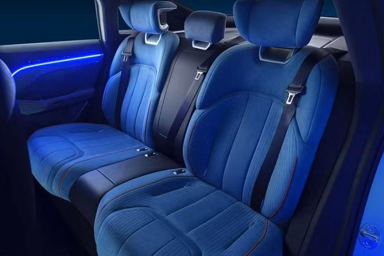 Tương tự nhiều mẫu xe Trung Quốc mới khác thời gian gần đây, nội thất của Saloon Mecha Dragon chạy điện có một màn hình thông tin giải trí cực rộng bao phủ nửa mặt táp lô. Những điểm nổi bật còn lại ở phía trên mặt táp lô là bảng đồng hồ dạng kỹ thuật số, và các cửa gió ở hai bên. Mẫu xe điện này dường như có 5 chỗ ngồi, cho dù ghế ngồi giữa ở phía sau có phần quá hẹp. Ngoài ra, nội thất xe còn có vô lăng 2 chấu, và hệ thống đèn LED xung quanh.