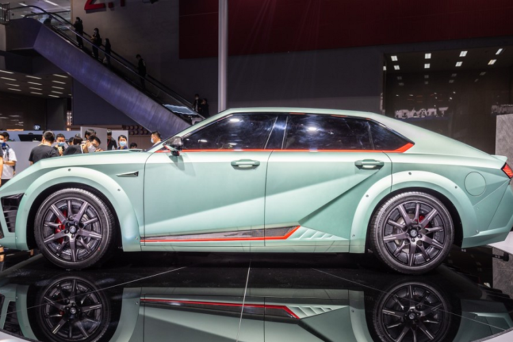 Theo nhà sản xuất, Saloon Mecha Dragon cũng sẽ là mẫu xe đầu tiên trên thế giới được trang bị 4 LiDAR. Bên cạnh đó, nó sẽ có 7 camera độ nét siêu cao, 4 camera quan sát xung quanh, 5 radar sóng milimet, 12 radar siêu âm, và 1 bộ định vị độc lập có độ chính xác cao, bao gồm 38 thành phần cảm biến thông minh để tạo thành một hệ thống cảm biến siêu thông minh.