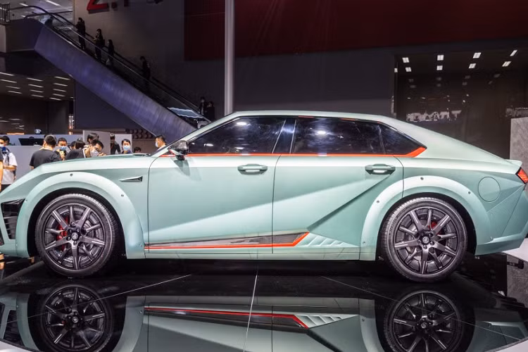 Theo nhà sản xuất, Saloon Mecha Dragon cũng sẽ là mẫu xe đầu tiên trên thế giới được trang bị 4 LiDAR. Bên cạnh đó, nó sẽ có 7 camera độ nét siêu cao, 4 camera quan sát xung quanh, 5 radar sóng milimet, 12 radar siêu âm, và 1 bộ định vị độc lập có độ chính xác cao, bao gồm 38 thành phần cảm biến thông minh để tạo thành một hệ thống cảm biến siêu thông minh.